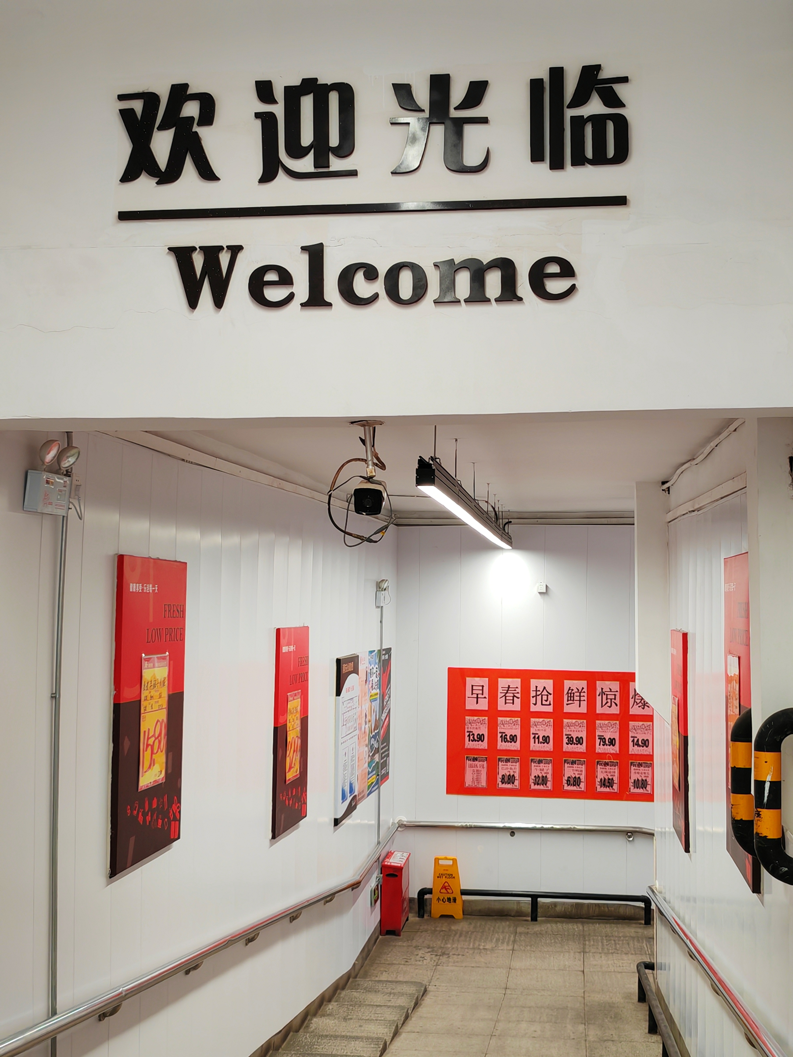 便民理发店的河南小伙儿2 今天又来居家附近的顺天府超市内便民理发店