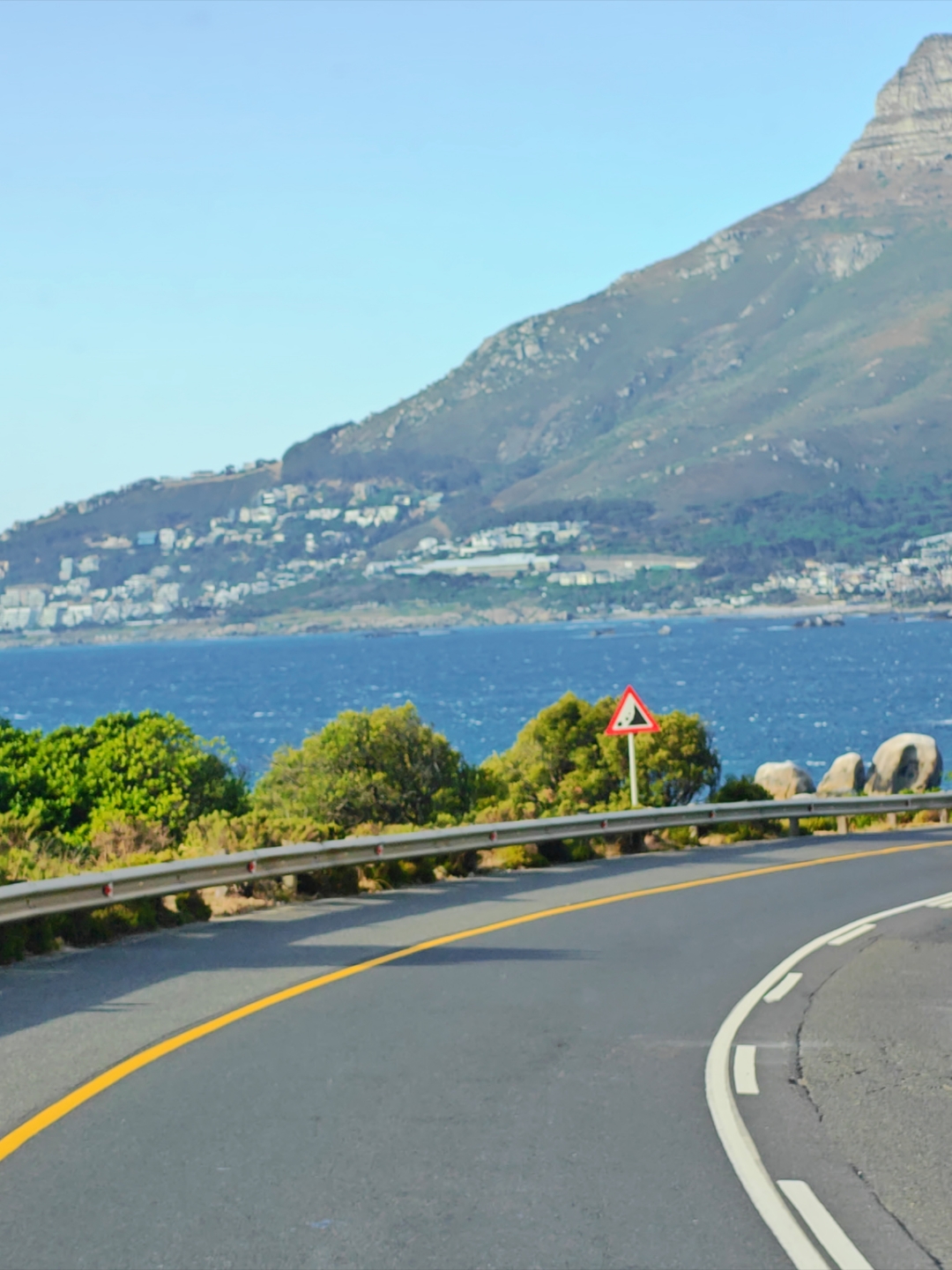 港,途中,领队焦健与地陪导游吴江又带领大家来开普敦海滨大道海滩一游