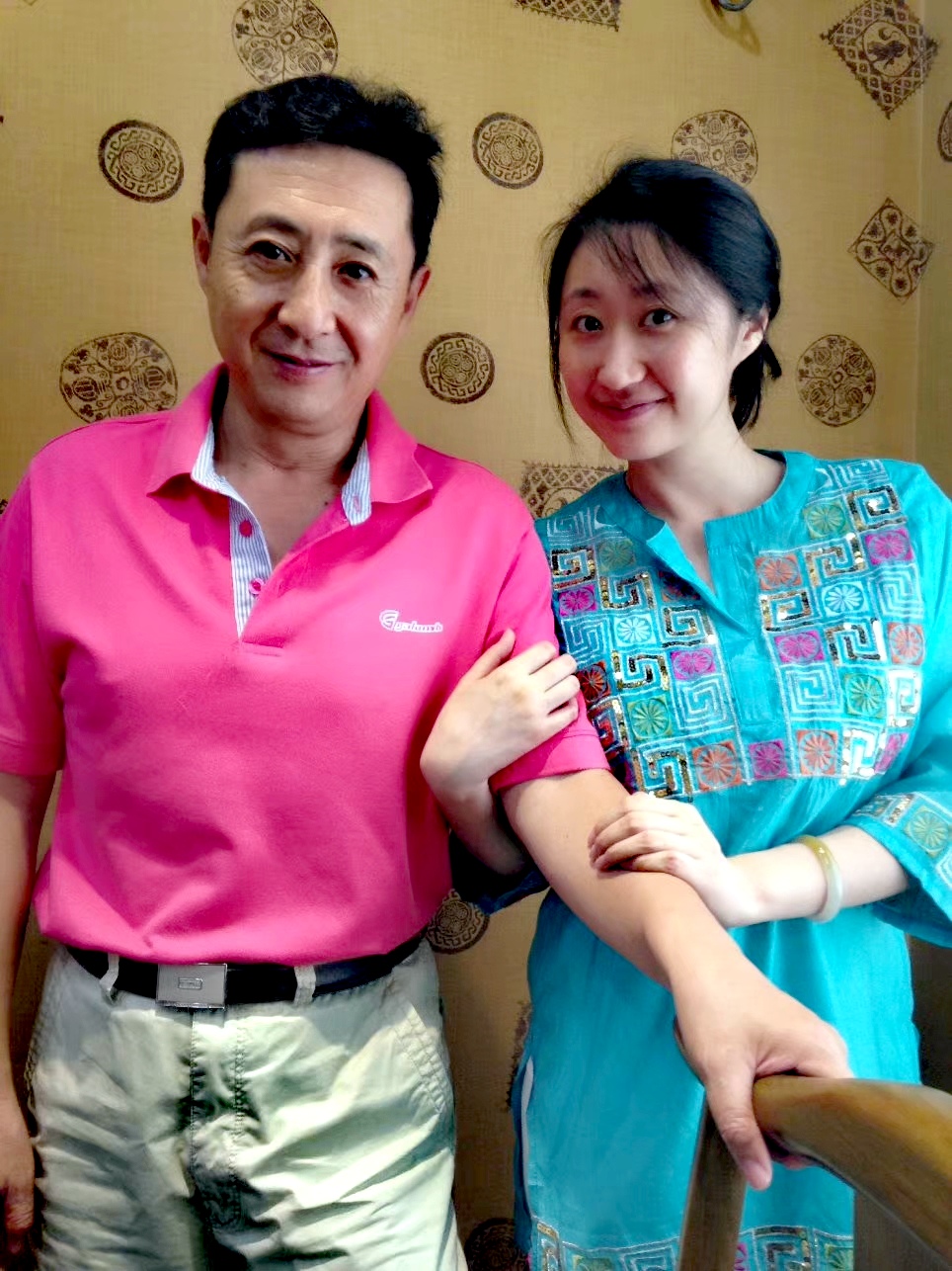 今天是"三八妇女节",祝愿我的夫人,女儿,外孙女节日快乐!