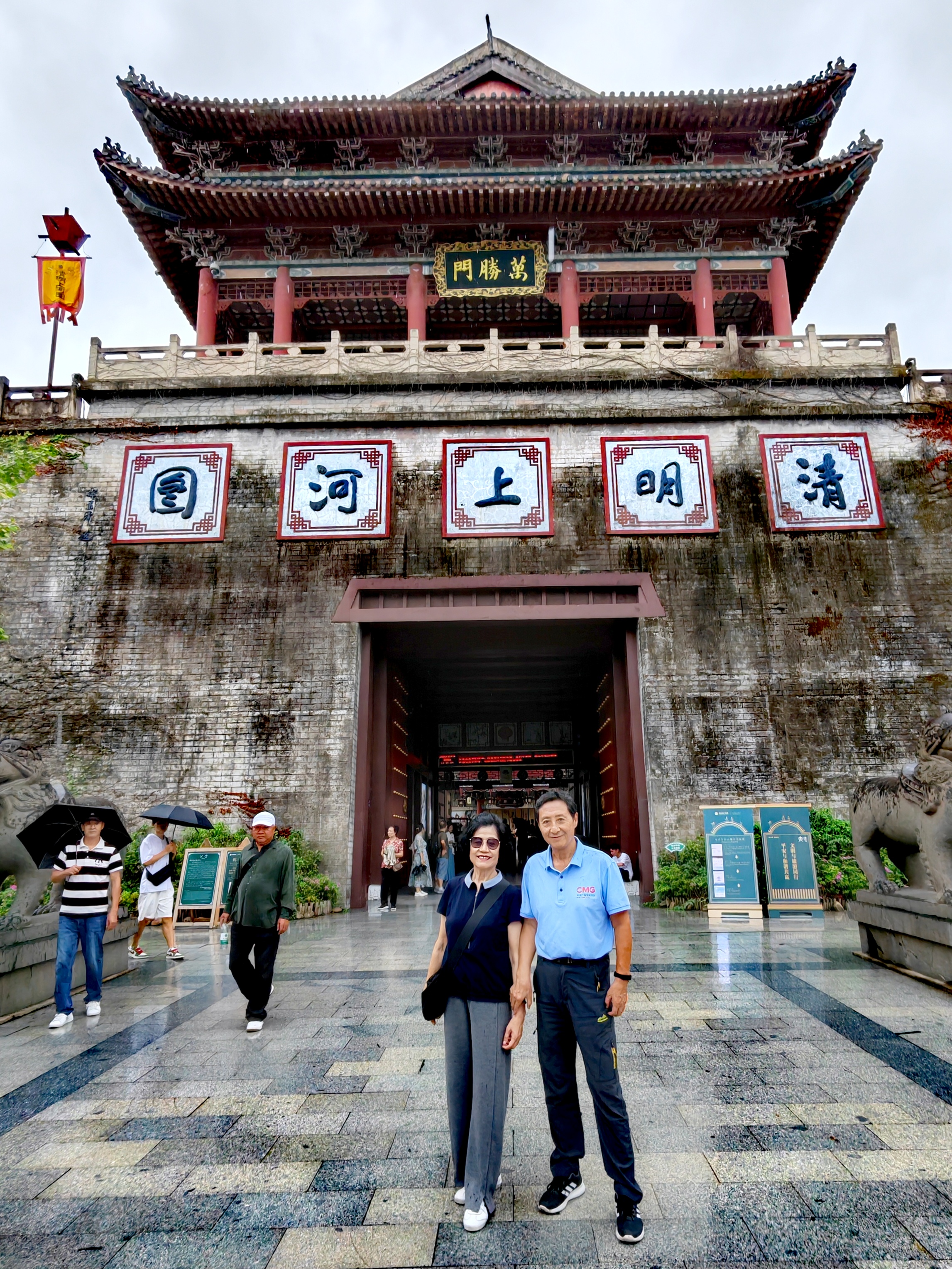 司机王连坤师傅驾车从入住的横店影视城旅游大厦来到今天的首个景点