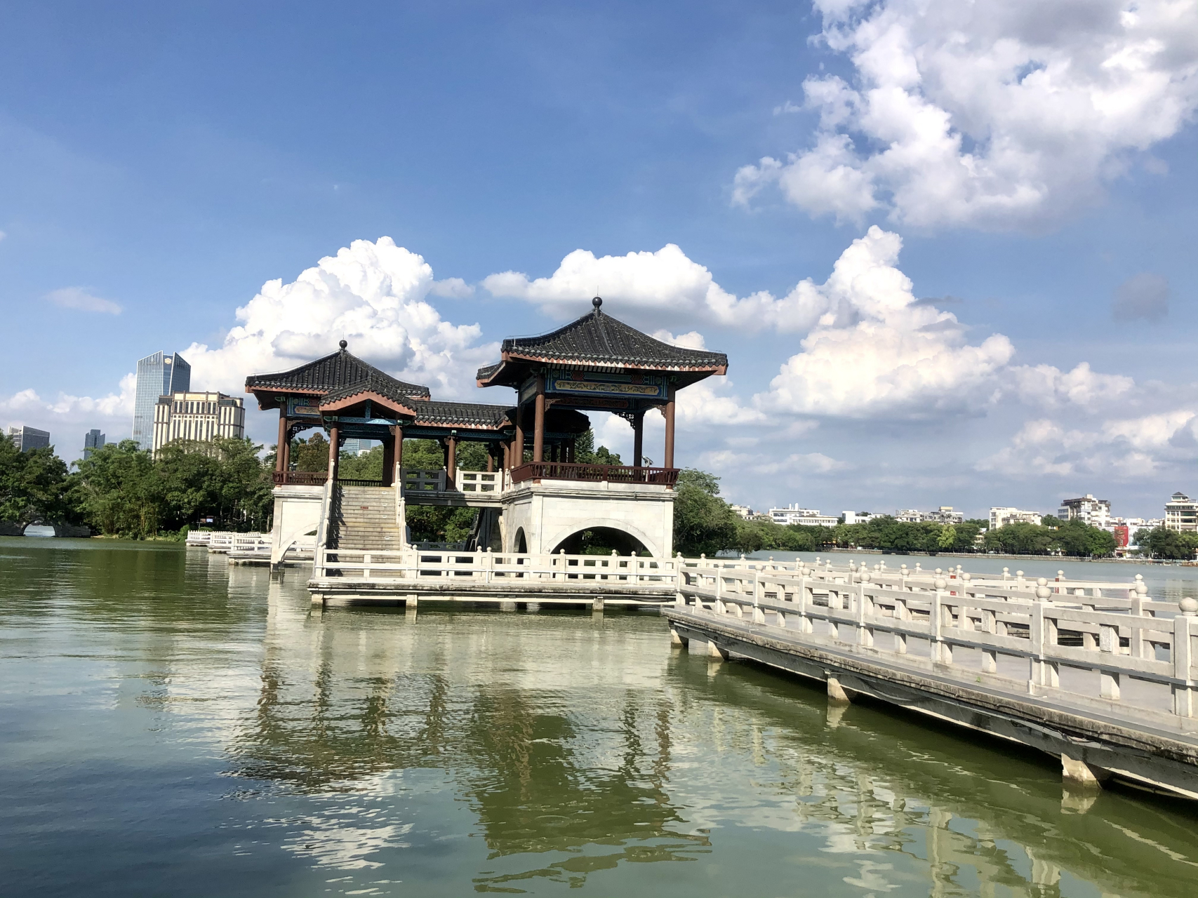 惠州西湖九曲桥有多美 九曲桥,源名于杭州西湖,因北宋文豪苏东坡与王