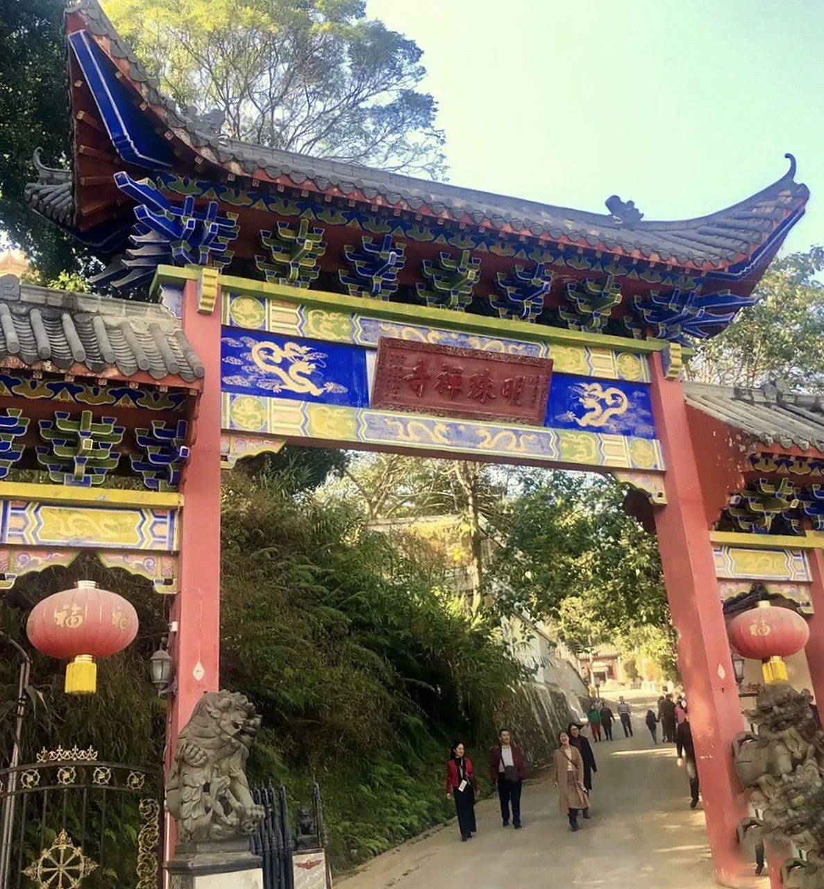 明珠禅寺  遥看象岭飞天际,负阴抱阳聚灵气.