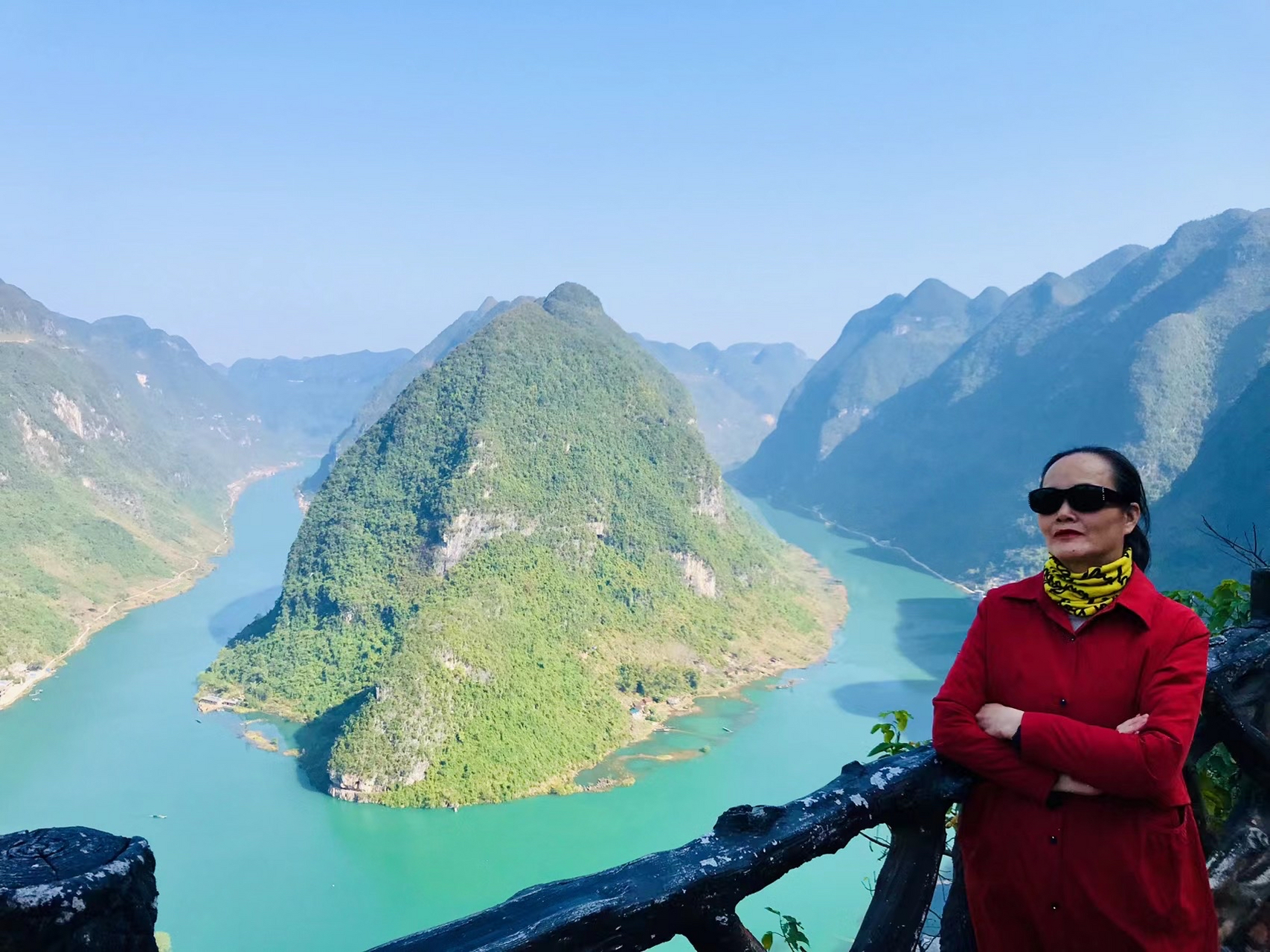 红水河第一湾是一个风景区,位于广西壮族自治区河池市东兰县三石镇板