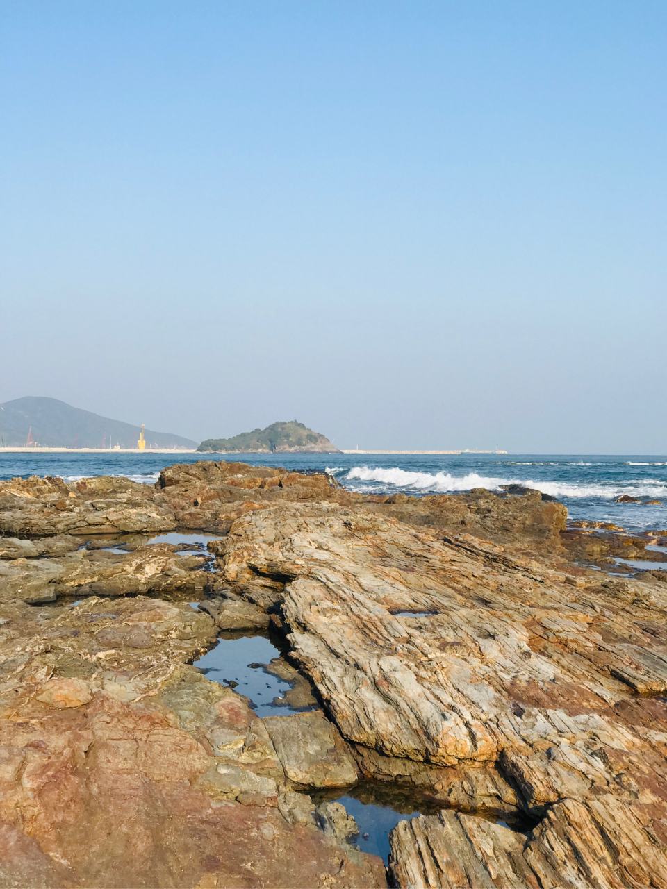 广东最美丽的彩石滩,一座美丽的自然彩色石头长廊,坐落在惠东县盐洲岛