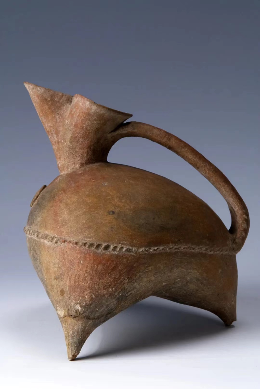 每日一文物##文物有话说#大汶口文化红褐陶鬶,通宽20