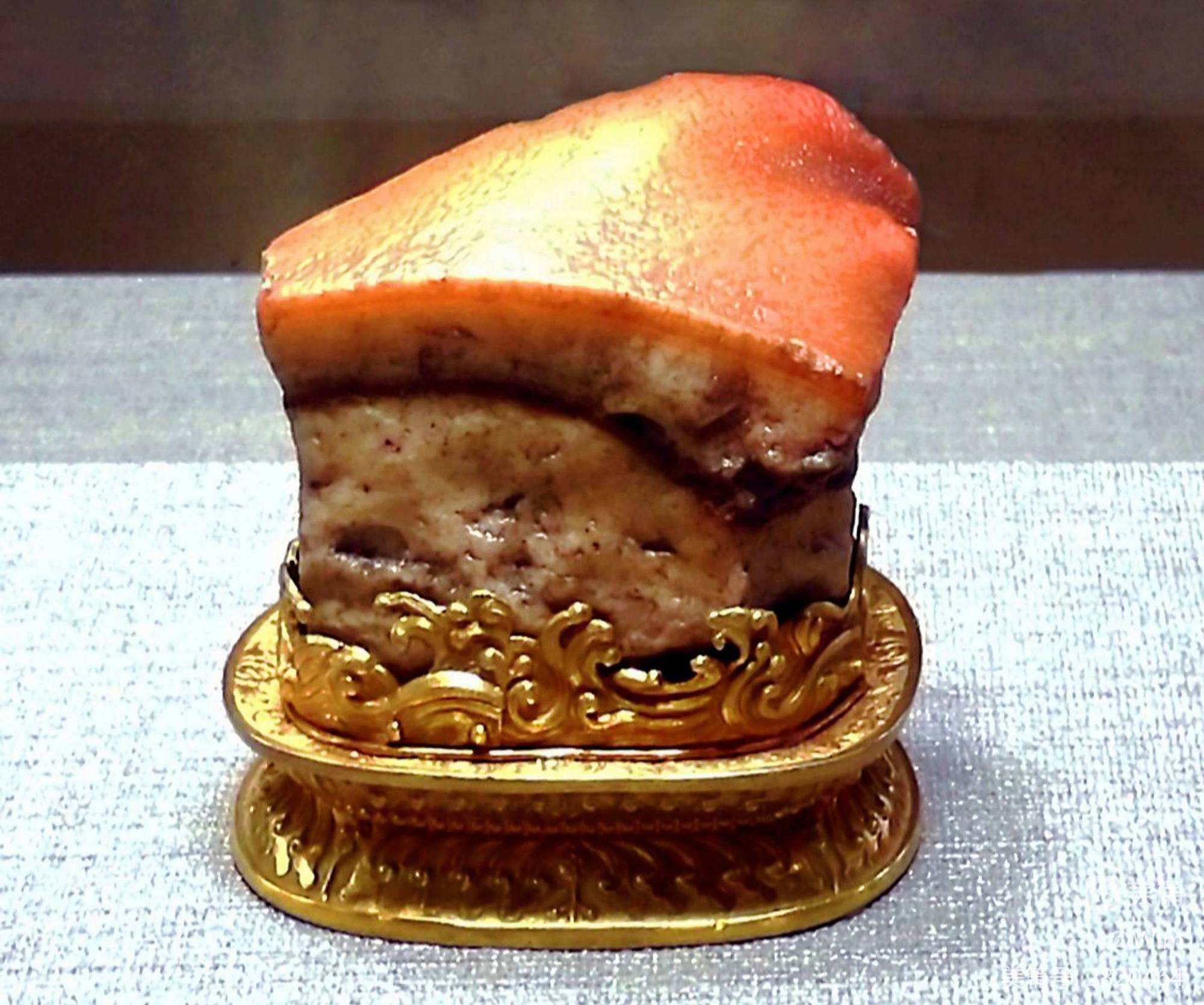 每日一文物##文物有话说#东坡肉形石,出土自内蒙古阿拉善左旗,清康熙