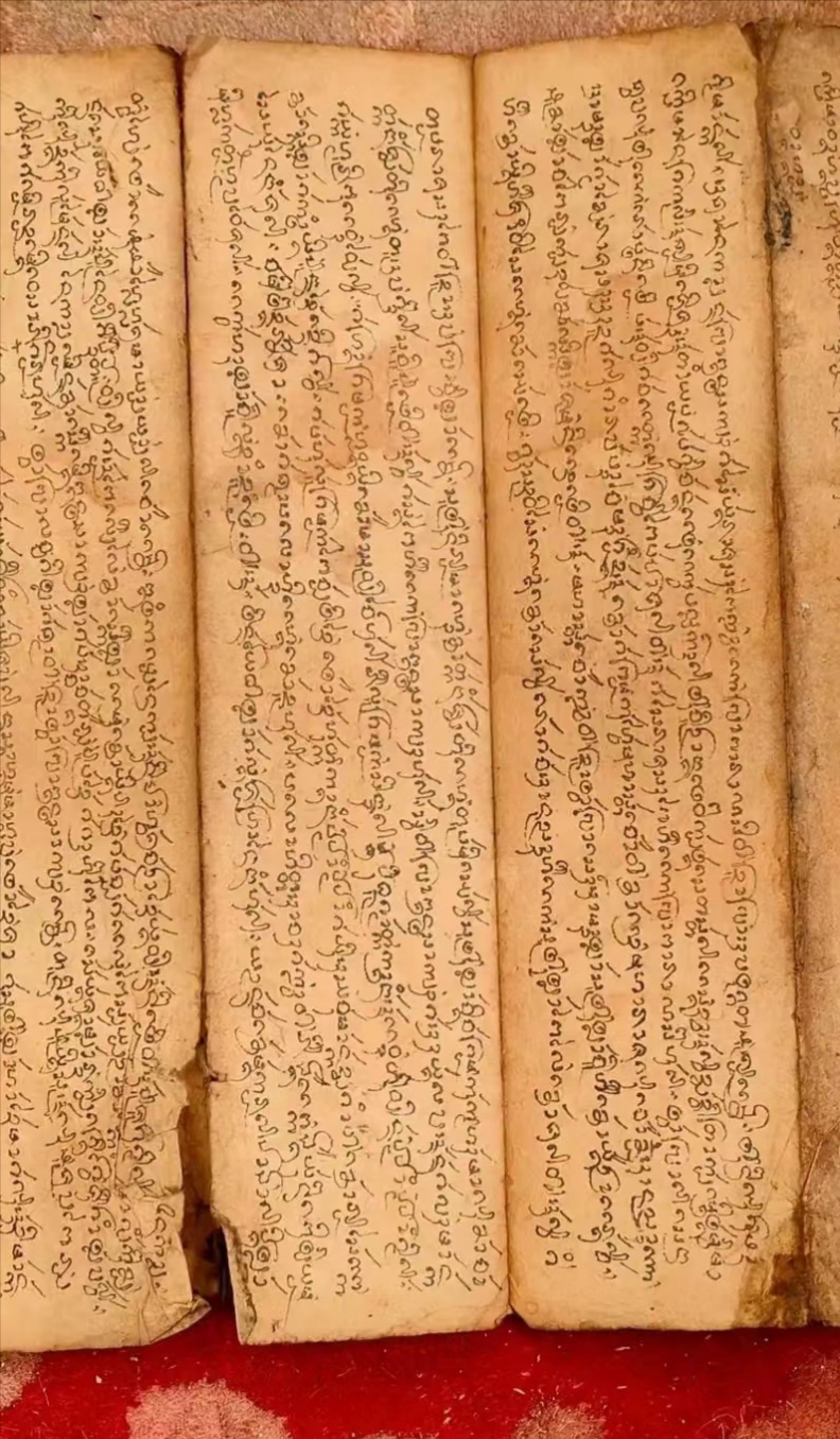 每日一文物##文物有话说#藏文贝叶经,国家一级文物,长70厘米,宽48