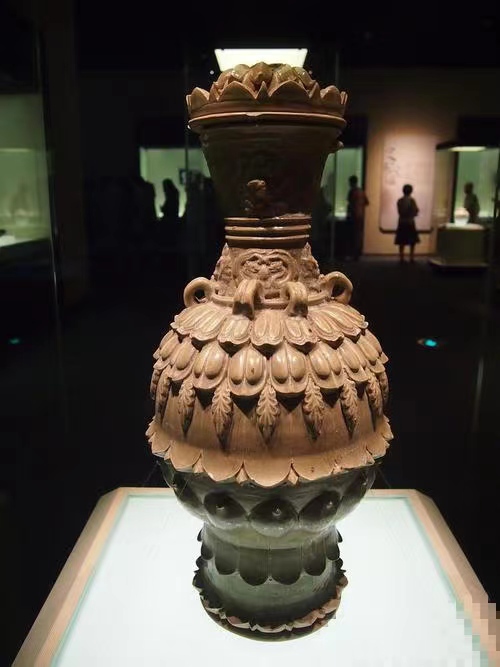 每日一文物##文物有话说#北朝青釉仰覆莲花尊,1948年出土于河北省