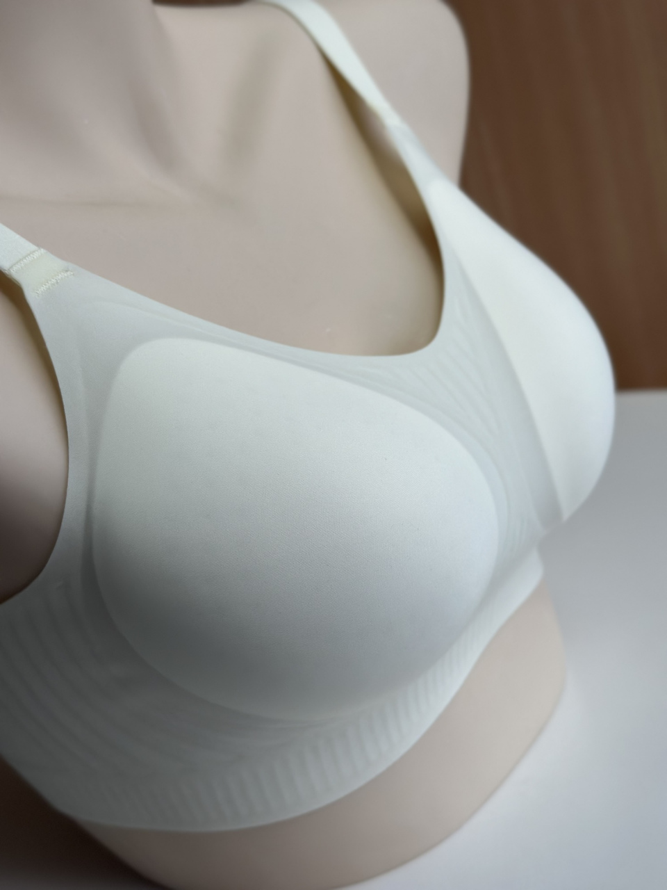 文胸内衣与背心巧妙结合,既舒适又时尚,让女性自信展现曼妙身姿.
