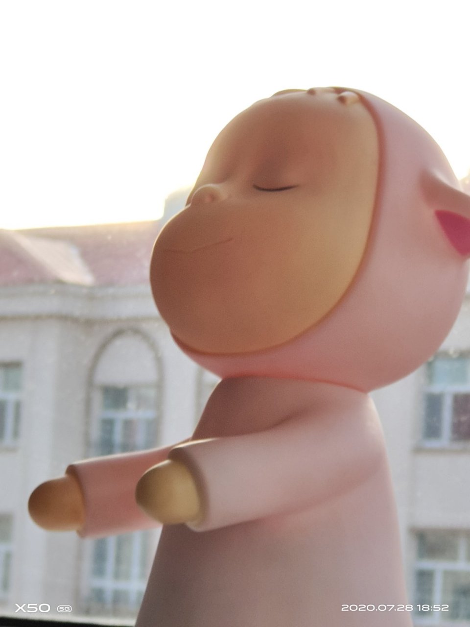 摄影作品# 它叫做梦游娃娃,是日本艺术家奈良美智的作品