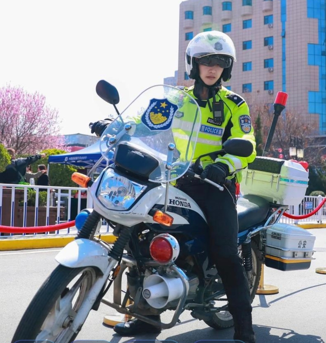 本来是要右转弯的,当时看见右手边,有一个女警察骑着摩托车在停留在