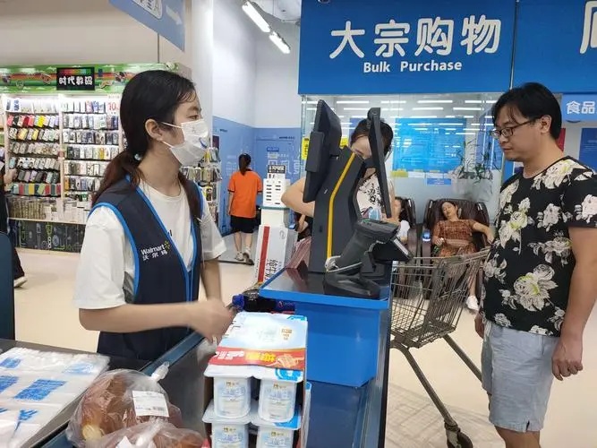 前几年我去沃尔玛买东西的时候,一共十几个收银台,每个收银台都排着长