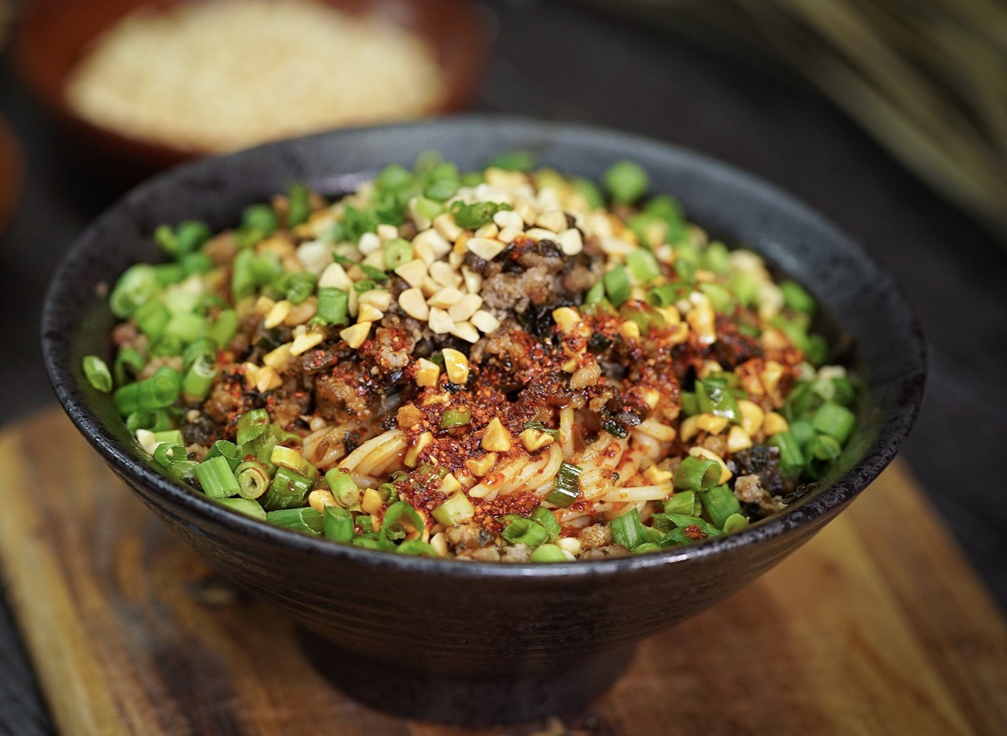 宜宾燃面,作为四川名小吃,它以劲道的面条,美味的汤料和独特的燃情