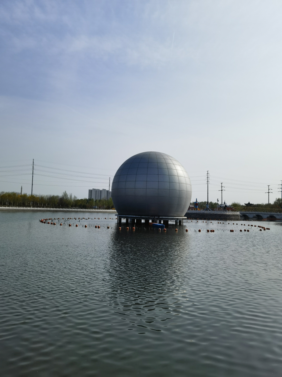 御龙河公园,水清花美.