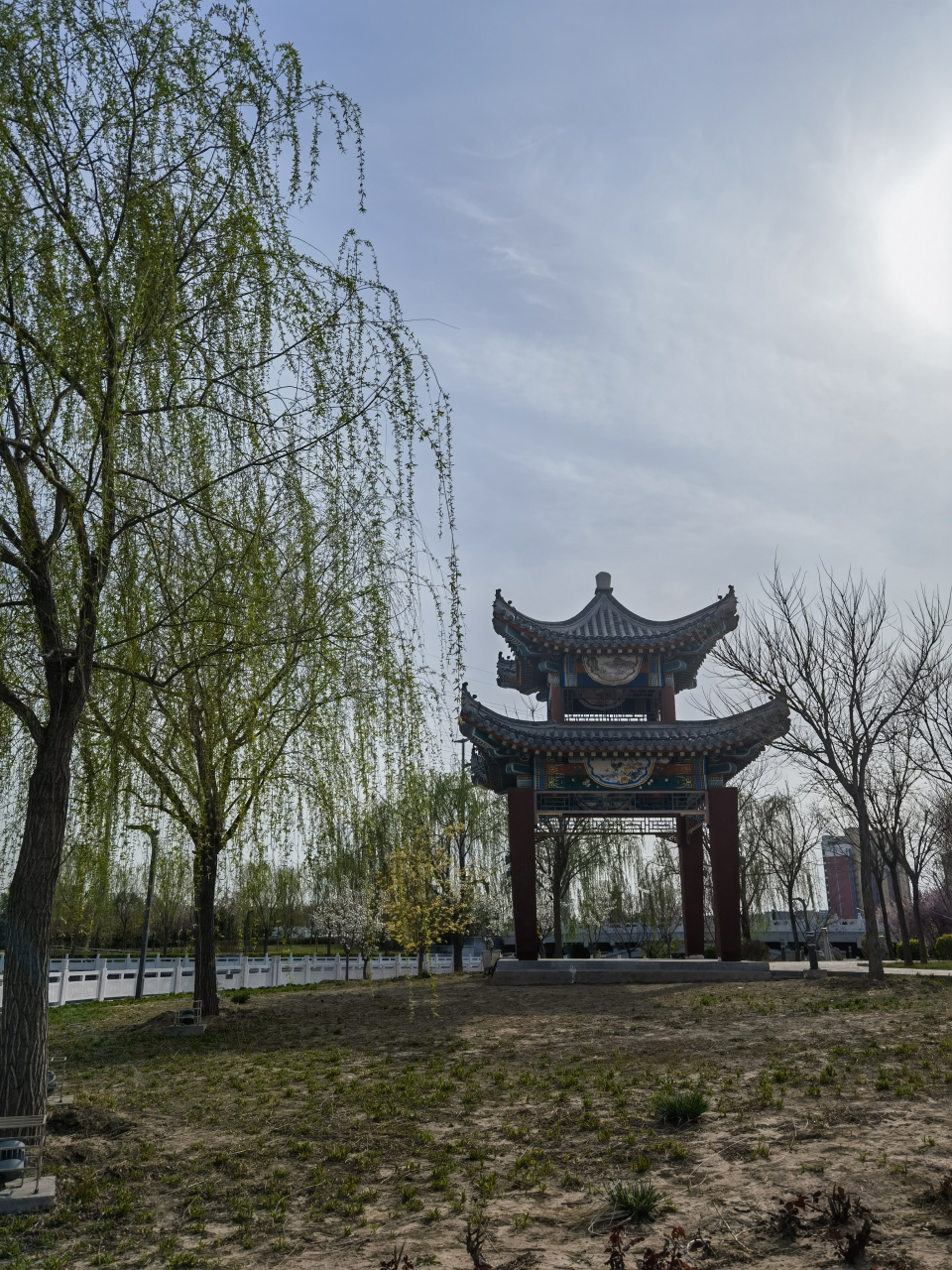 御龙河公园,水清花美.