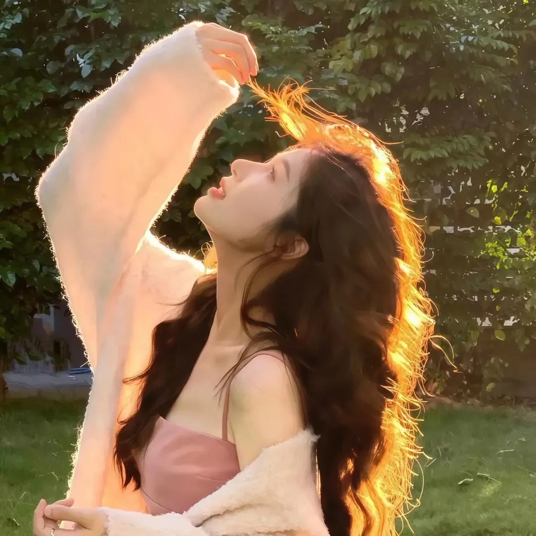 阳光下,手捧鲜花,戴着草帽的我,心情美美哒!#女生头像
