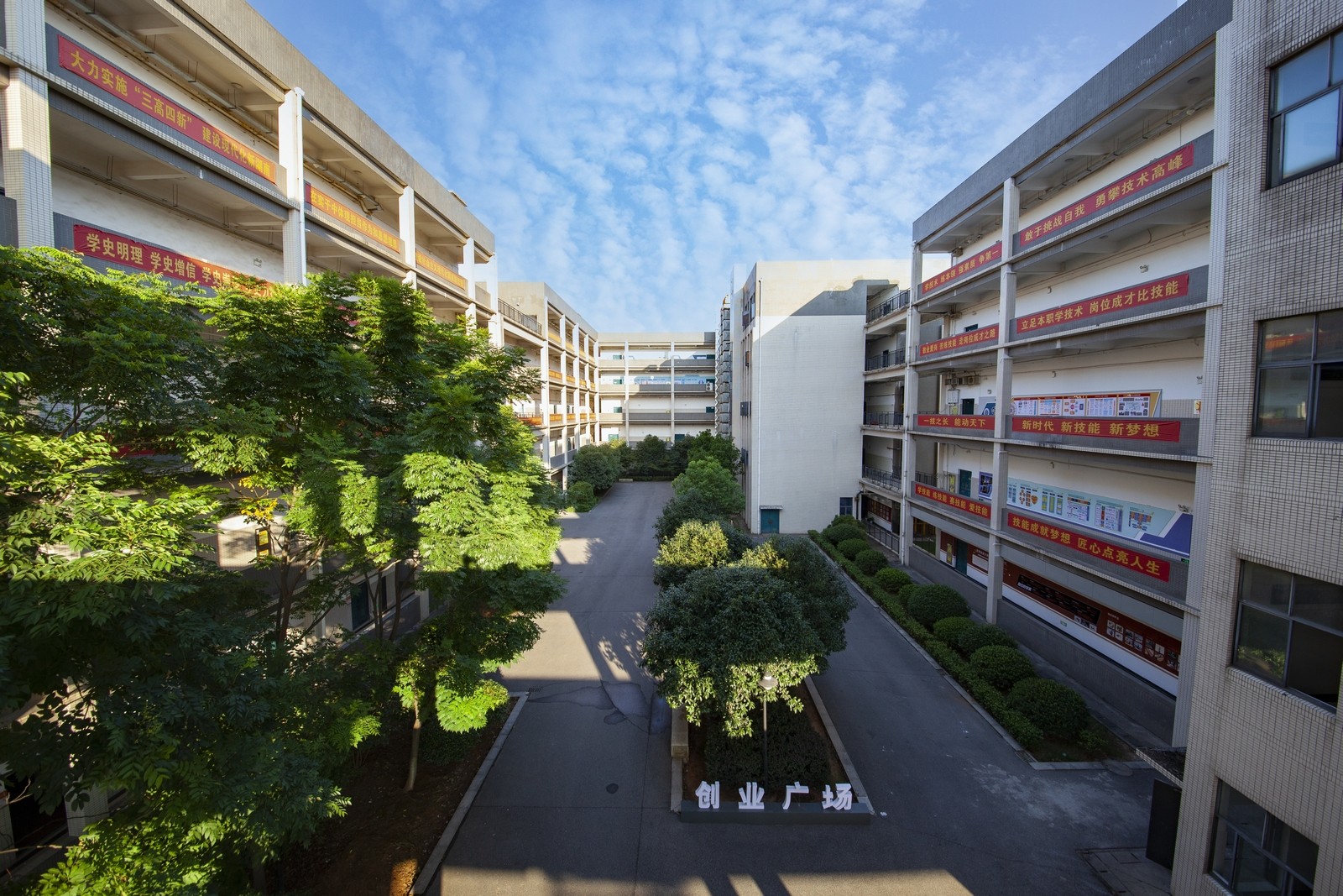 湖南省商业职业中等专业学校的校园绿化率达40%,拥有人工湖,生态农场