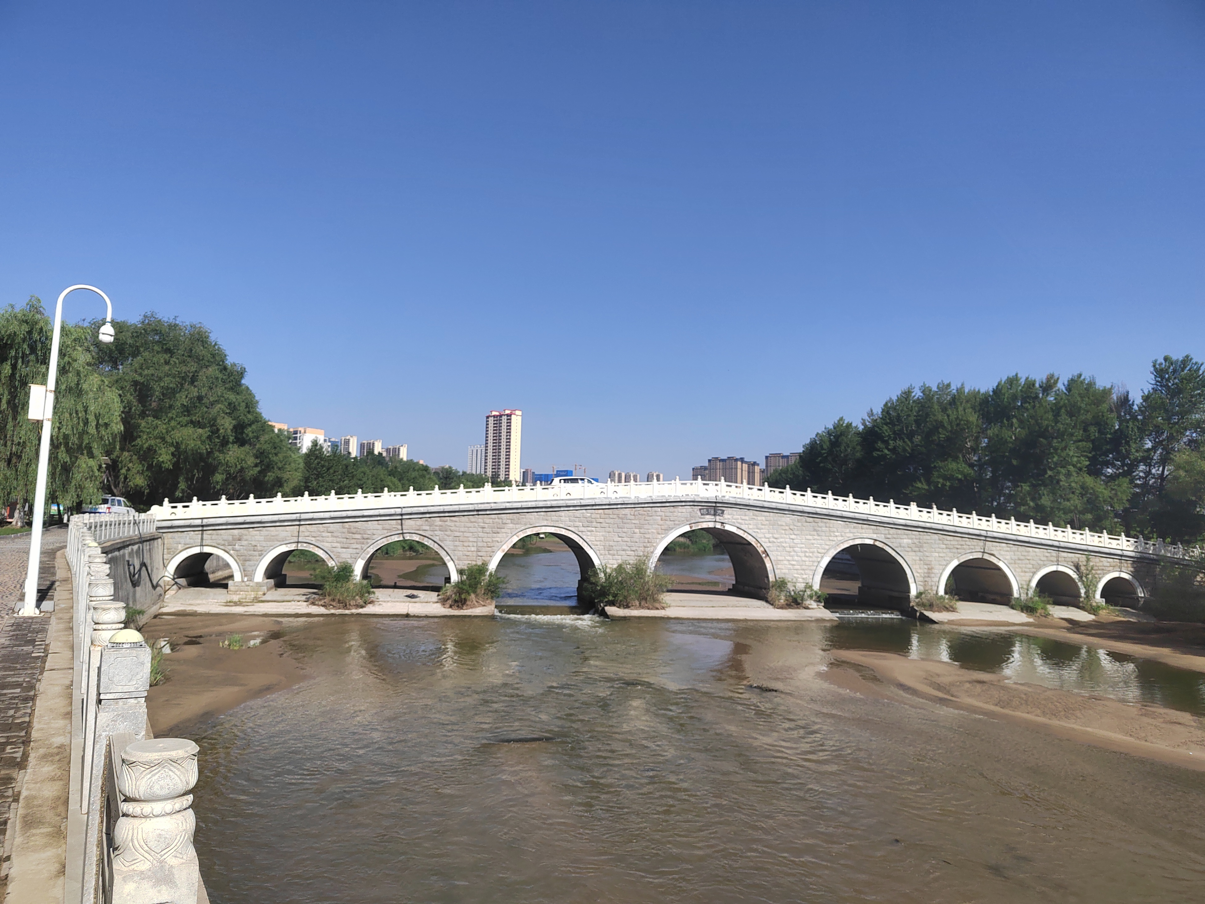 榆溪公园游 晨浴薰风望碧空 榆溪河畔慢曲径 薄雾轻笼蔽长虹 莺雀林喧