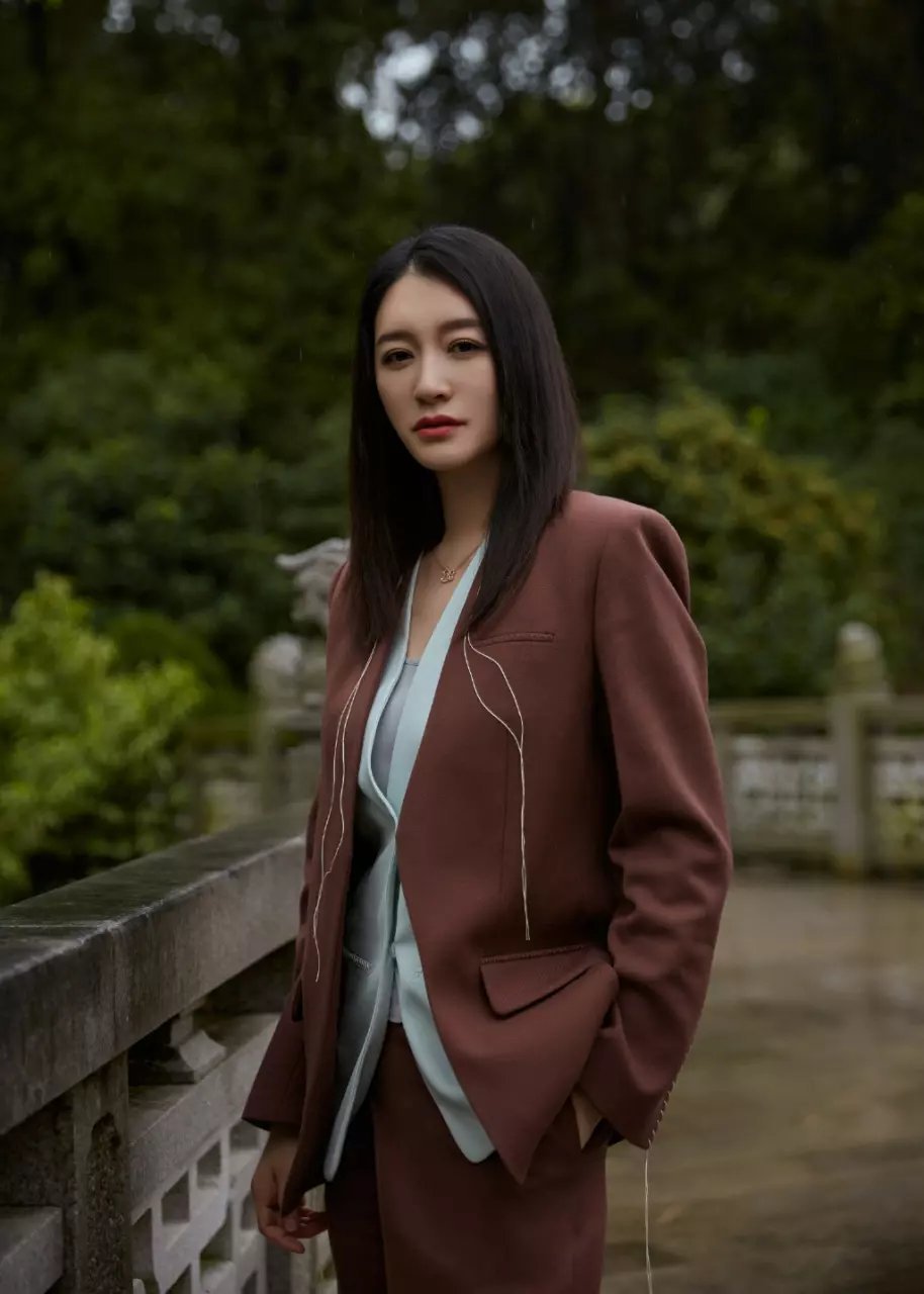 李晓冉 晚误佳期在万书 浮桥碧景桂堂疏 柔情未散因君顾 时卷珠帘闭