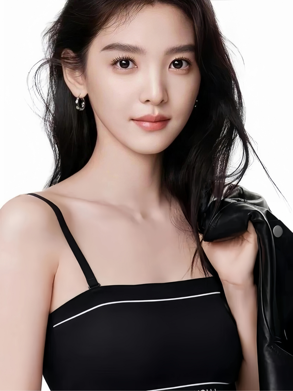 章若楠这几张代言照片也太能打了吧.性感与美貌并存,吸睛度拉满了.