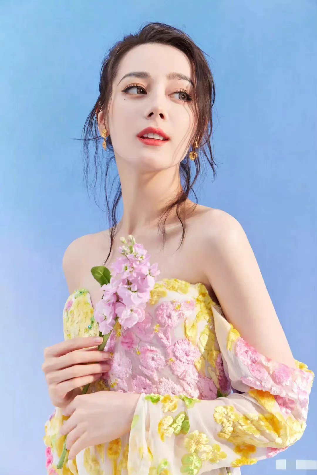 迪丽热巴的花仙子造型真美,一袭粉粉的彩虹色小花朵长裙又仙又美.