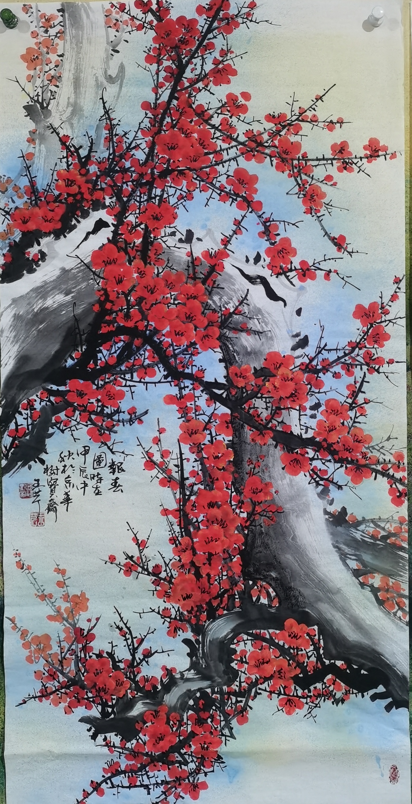 国礼画家王芹匠心独运,挥毫泼墨间,一幅国画写意梅花跃然纸上.