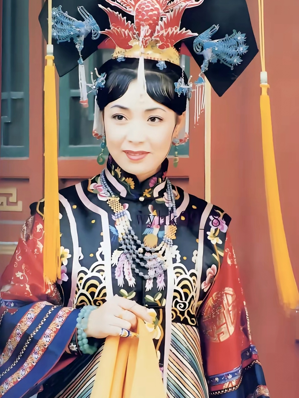 《戴春荣:因〈还珠格格〉皇后一角成就经典的演艺之路》