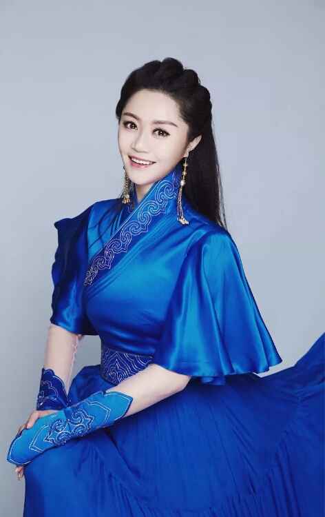 为我爱豆建社区#为歌手乌兰娜申请社区,助我爱豆上榜,加油鸭!