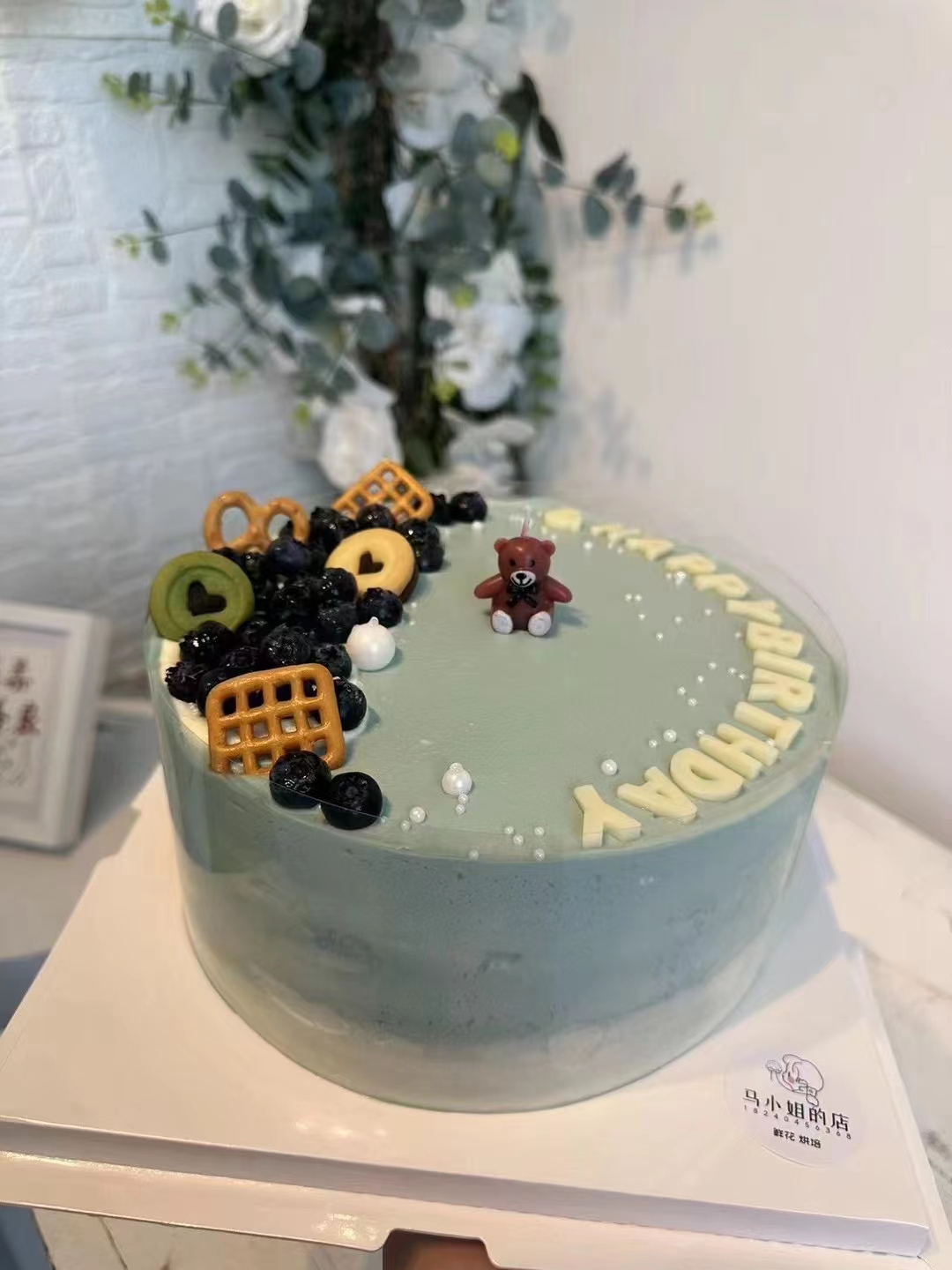 长方形蛋糕祝26岁生日快乐,草莓装饰,数字蜡烛闪耀.#热点引擎计划