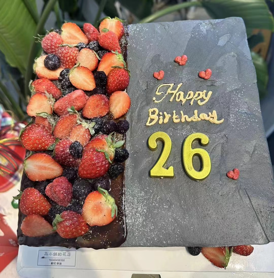 长方形蛋糕祝26岁生日快乐,草莓装饰,数字蜡烛闪耀