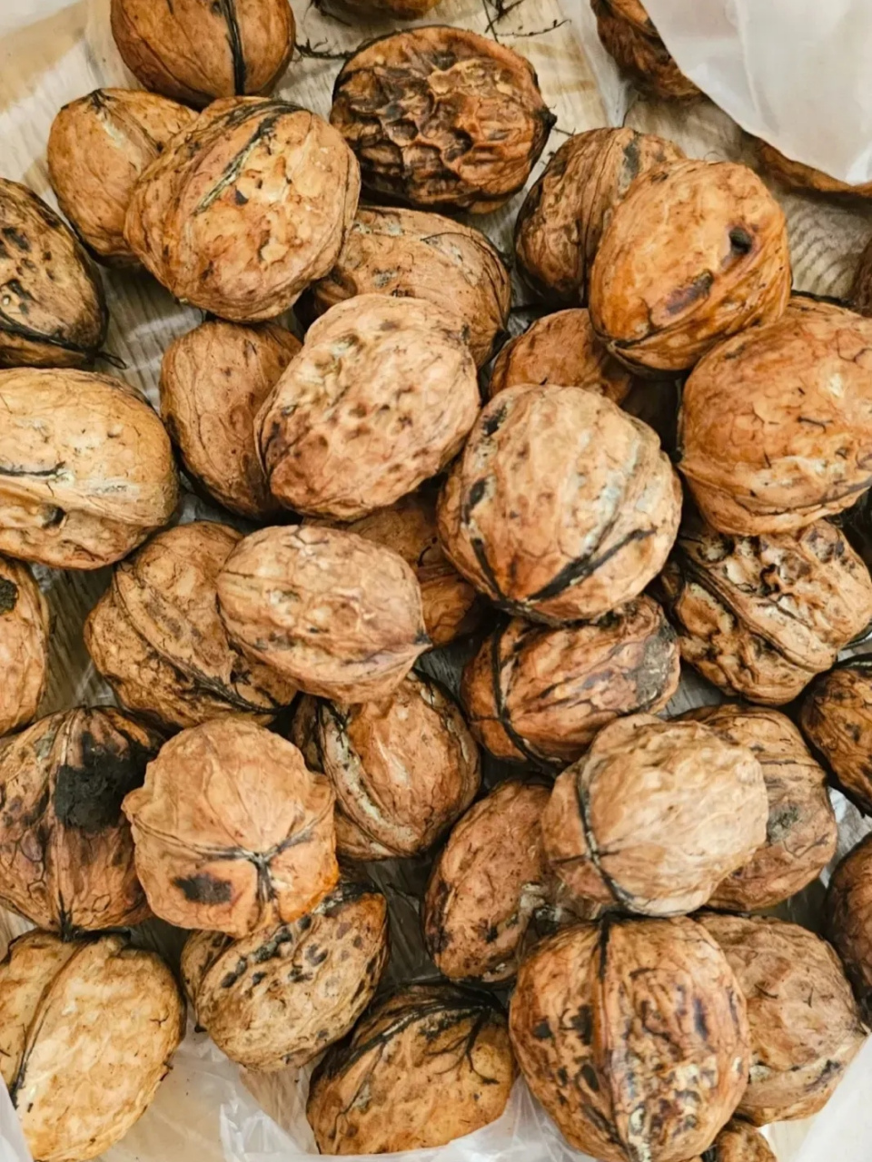 是新鲜核桃,刚从绿绿的壳子里被掏出来的核桃!