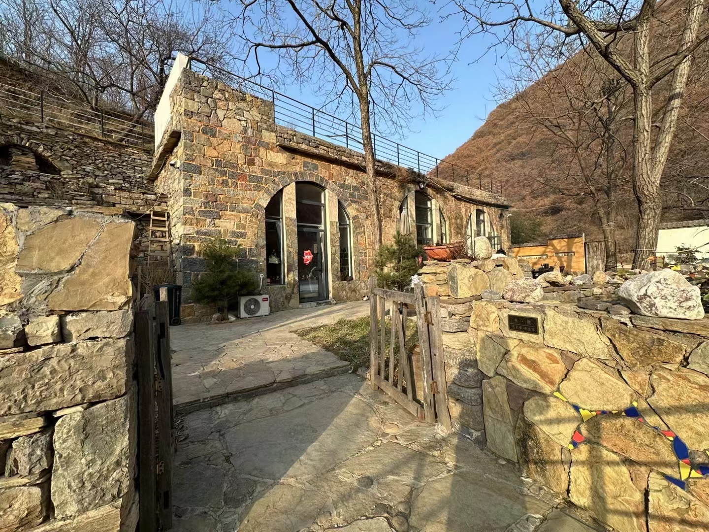 我看着蓝色的天空,想着多年前村庄里的父亲和母亲,无数缕光线倾斜而下