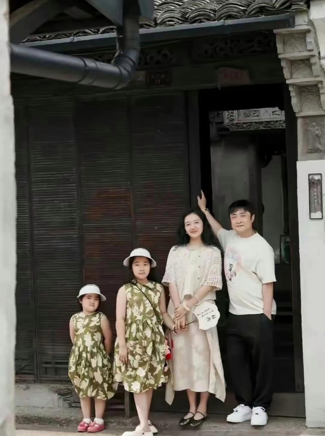 两个妈妈两个女儿最少几人