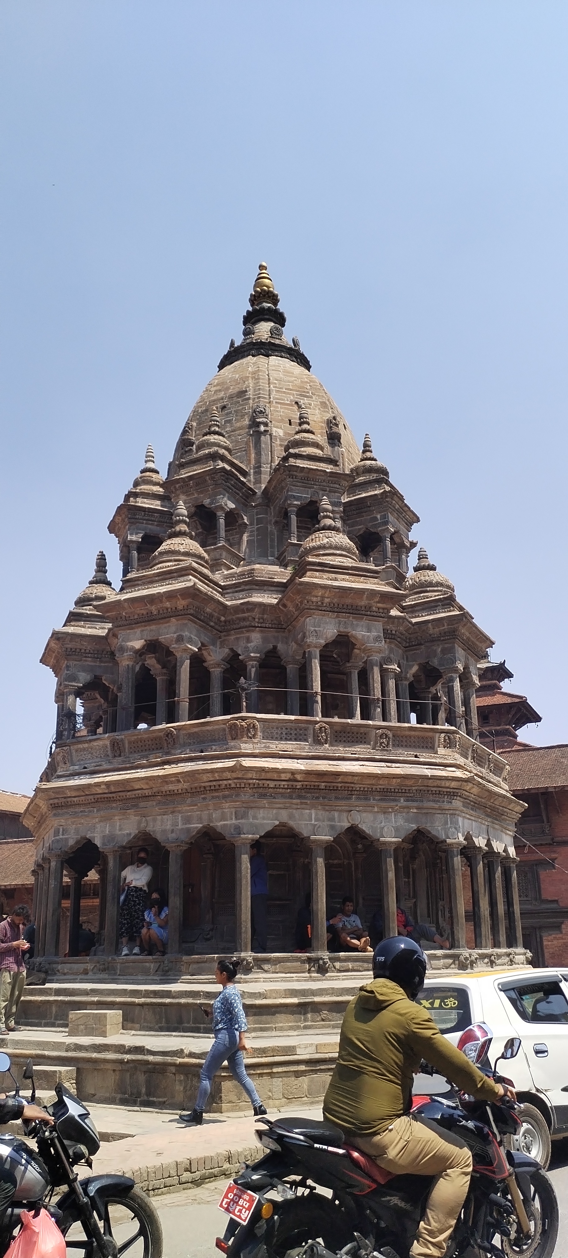 尼泊尔首都的帧坦王宫广场上,古老的全石头建筑,分享给大家!