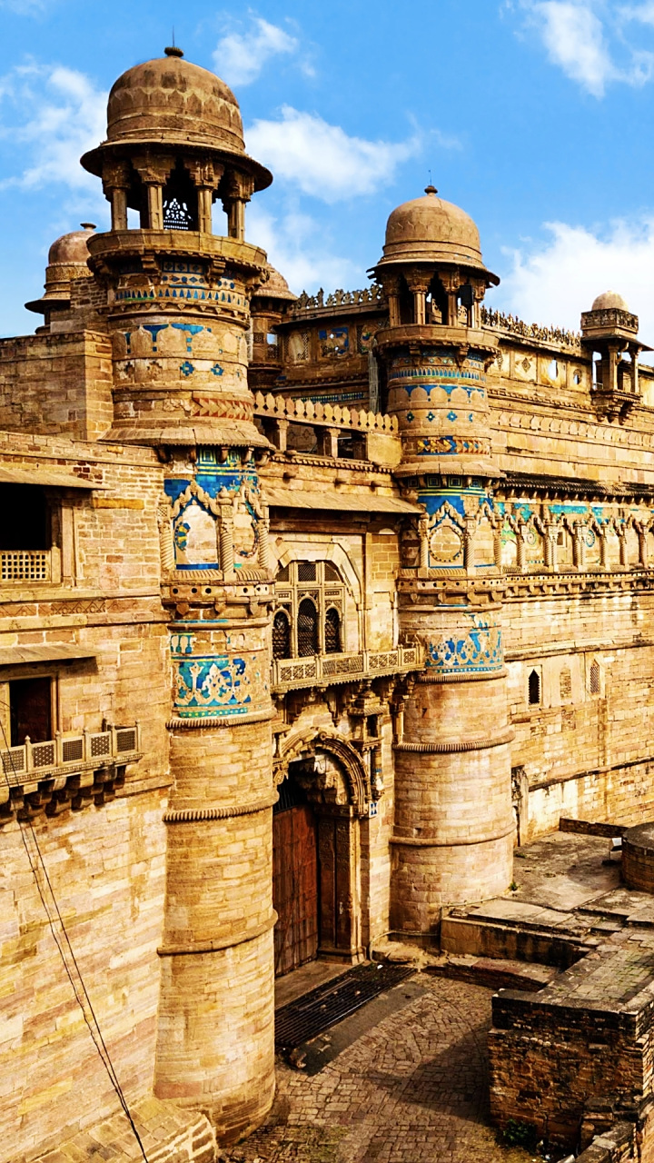 探索印度中央邦的古老城堡,  这座石砖城堡被溪流环绕,高大的树木和