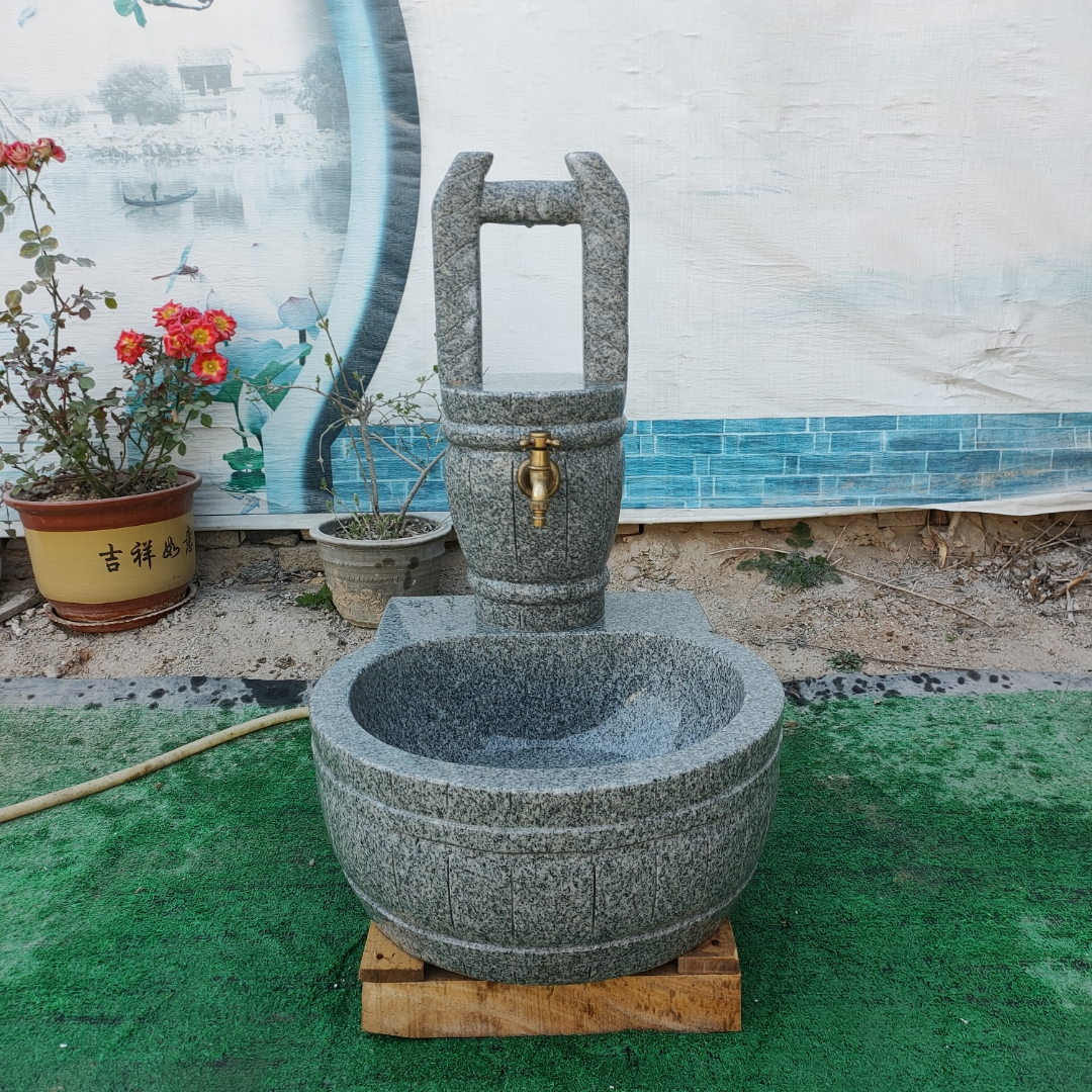 灰色的石制水龙头,仿佛一位低调的艺术家,静静地悬于水槽之上,如