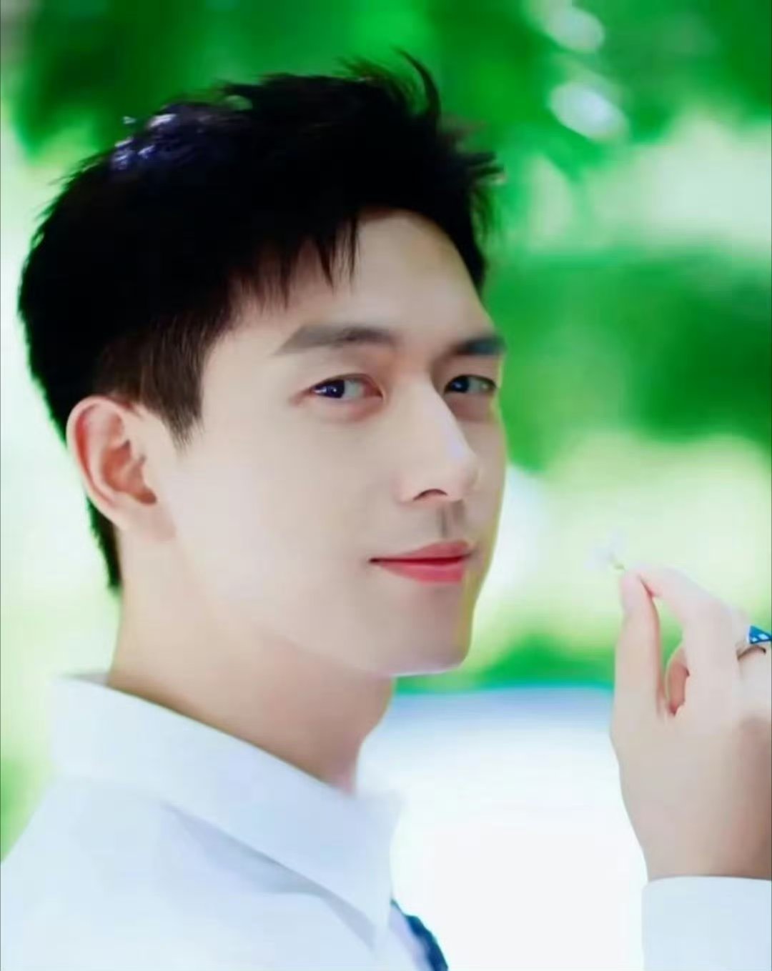 李现,这位魅力无限的演员,就像一颗璀璨星辰,散发着迷人的光芒.