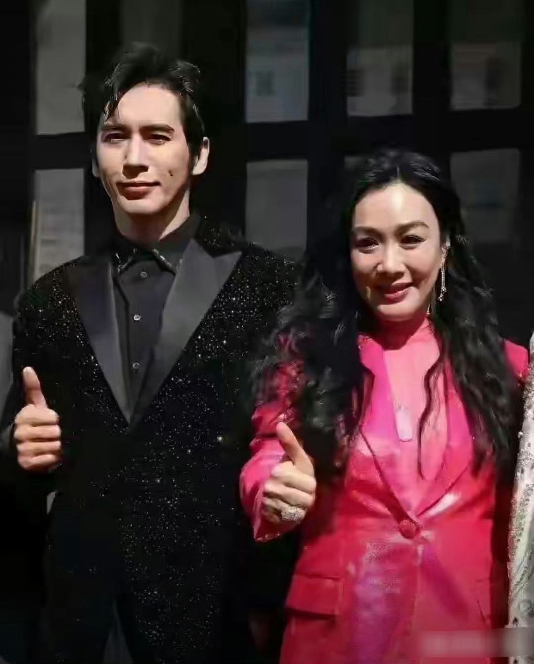 相比之下,张伦硕却看着年轻很多,感觉才 30 出头的样子.