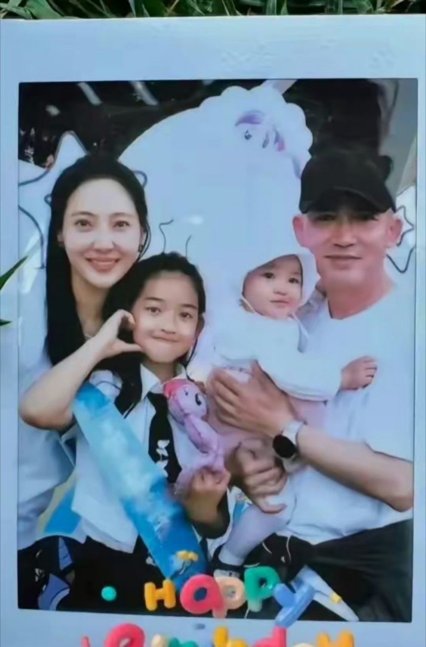 聂远晒出的全家福真是太温馨啦78!为女儿庆生的画面好有爱呀00!