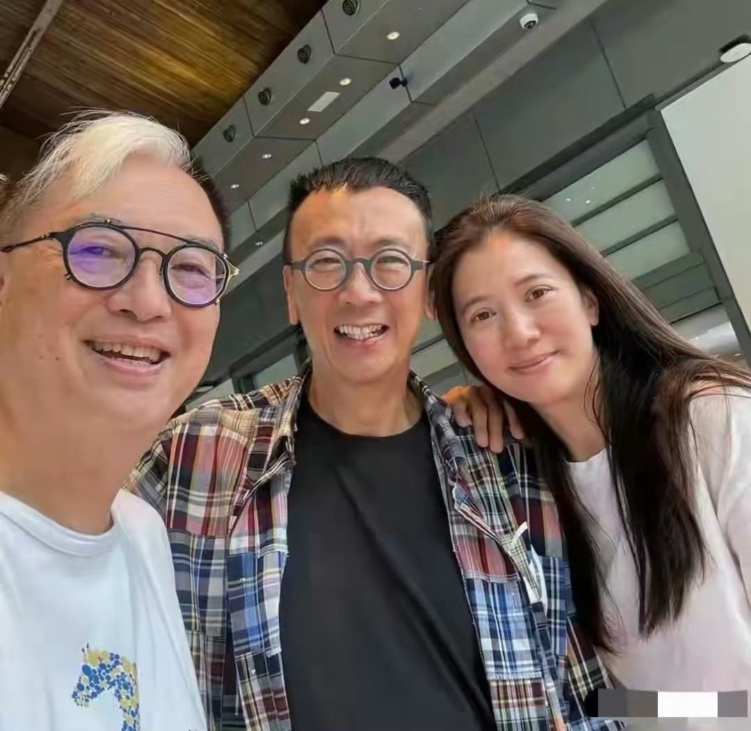 张智霖和袁咏仪与好友聚会啦!全程素颜的他们,状态好真实啊!