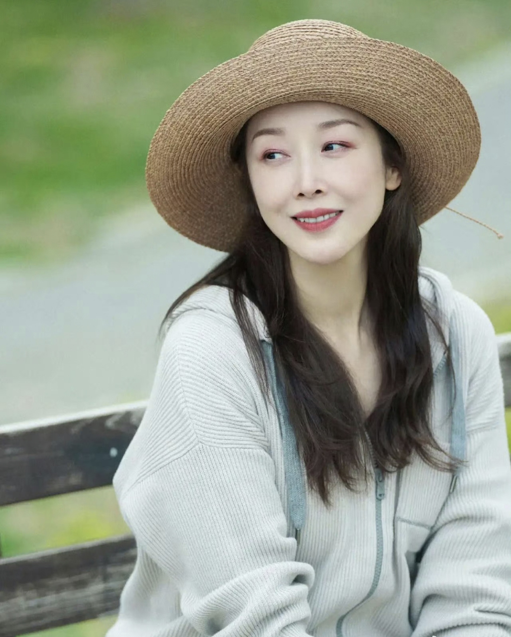 哇,51 岁的孙悦生活照看起来像 30 岁,真的太令人惊叹了!