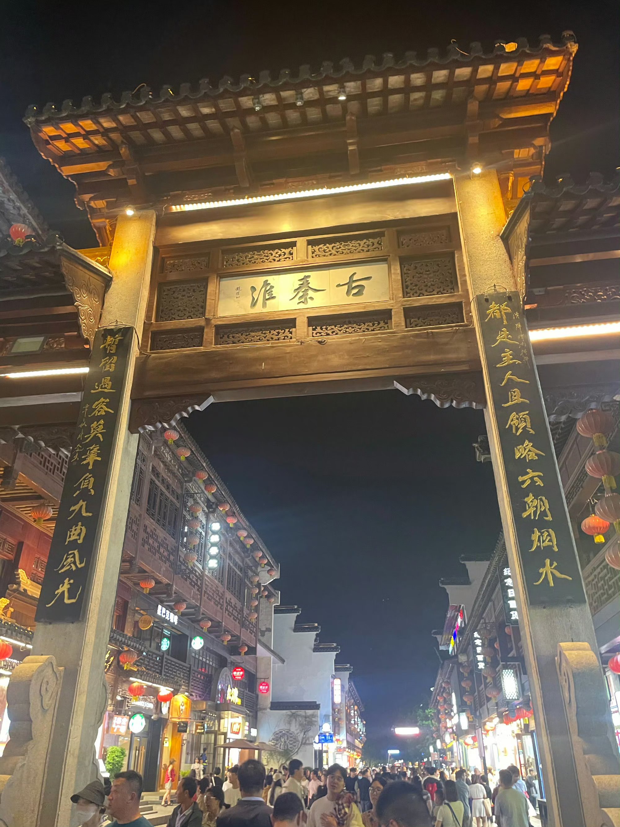 秦淮河,这条流淌着千年历史的河流,不仅是南京的骄傲,也是古时的烟花