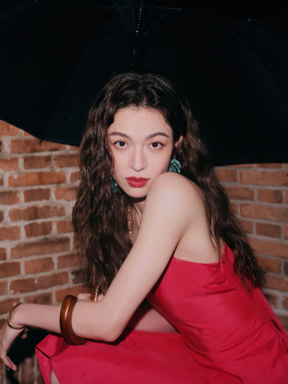 钟楚曦的红唇与吊带红裙搭配,简直美翻了90!