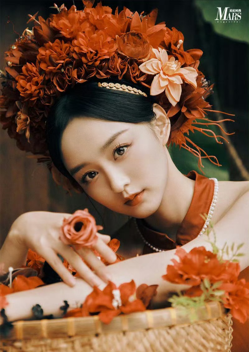 原来何泓姗已经 37 岁啦!