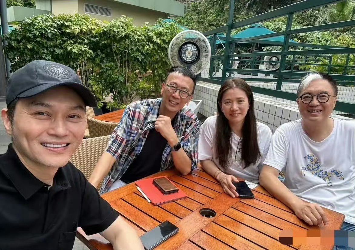 张智霖和袁咏仪与好友聚会啦!全程素颜的他们,状态好真实啊!