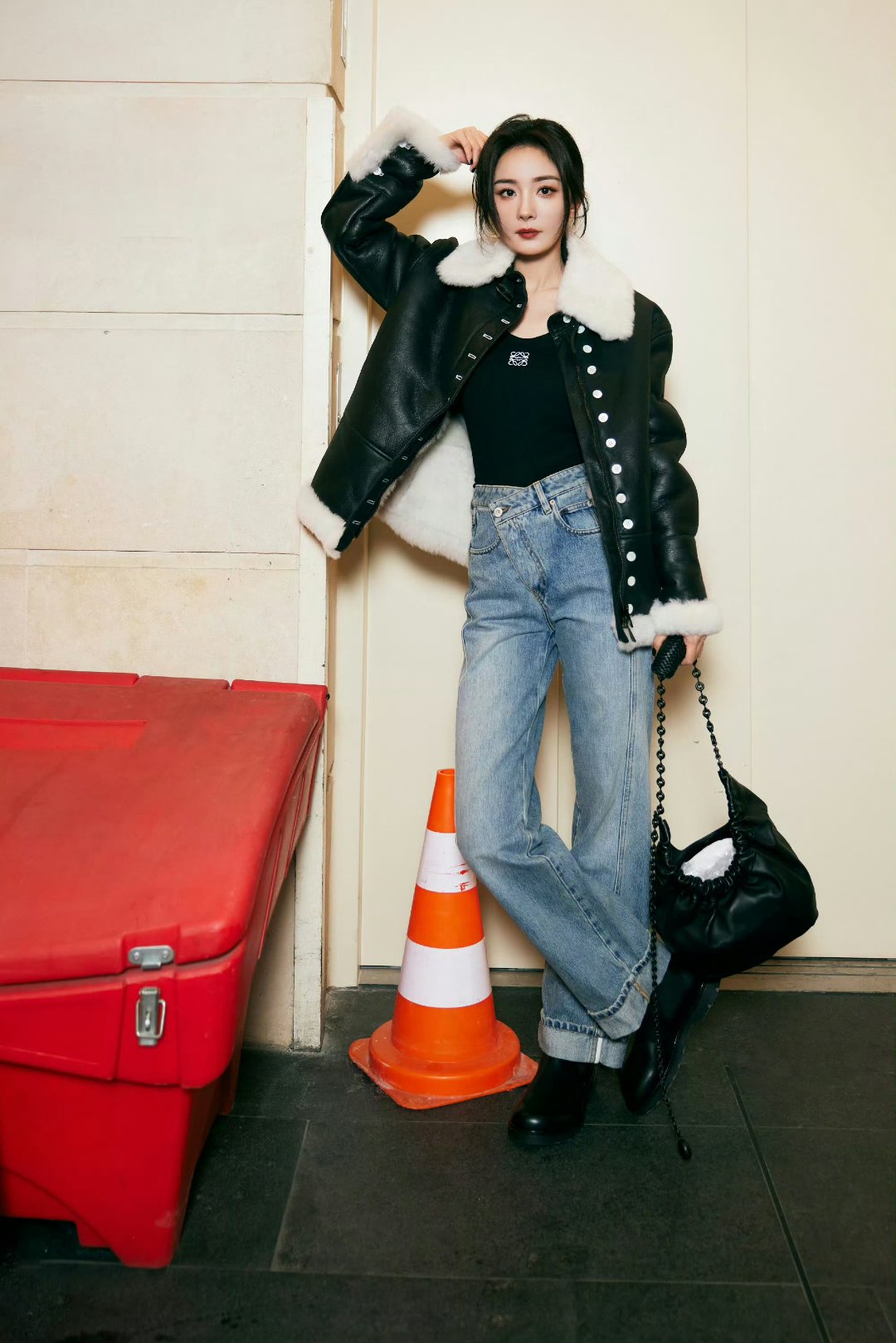假期随手拍#杨幂的黑皮衣牛仔裤造型照太绝啦!