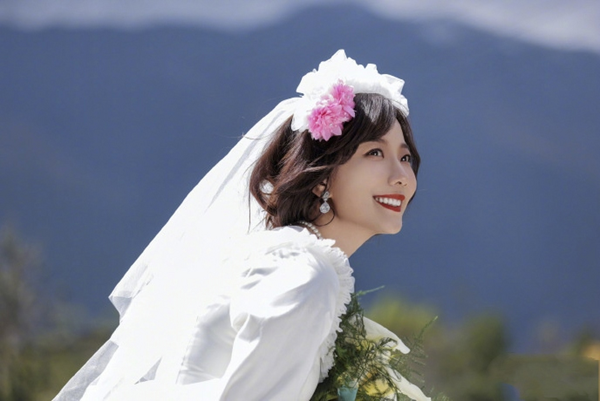 是穿婚纱的王珞丹!