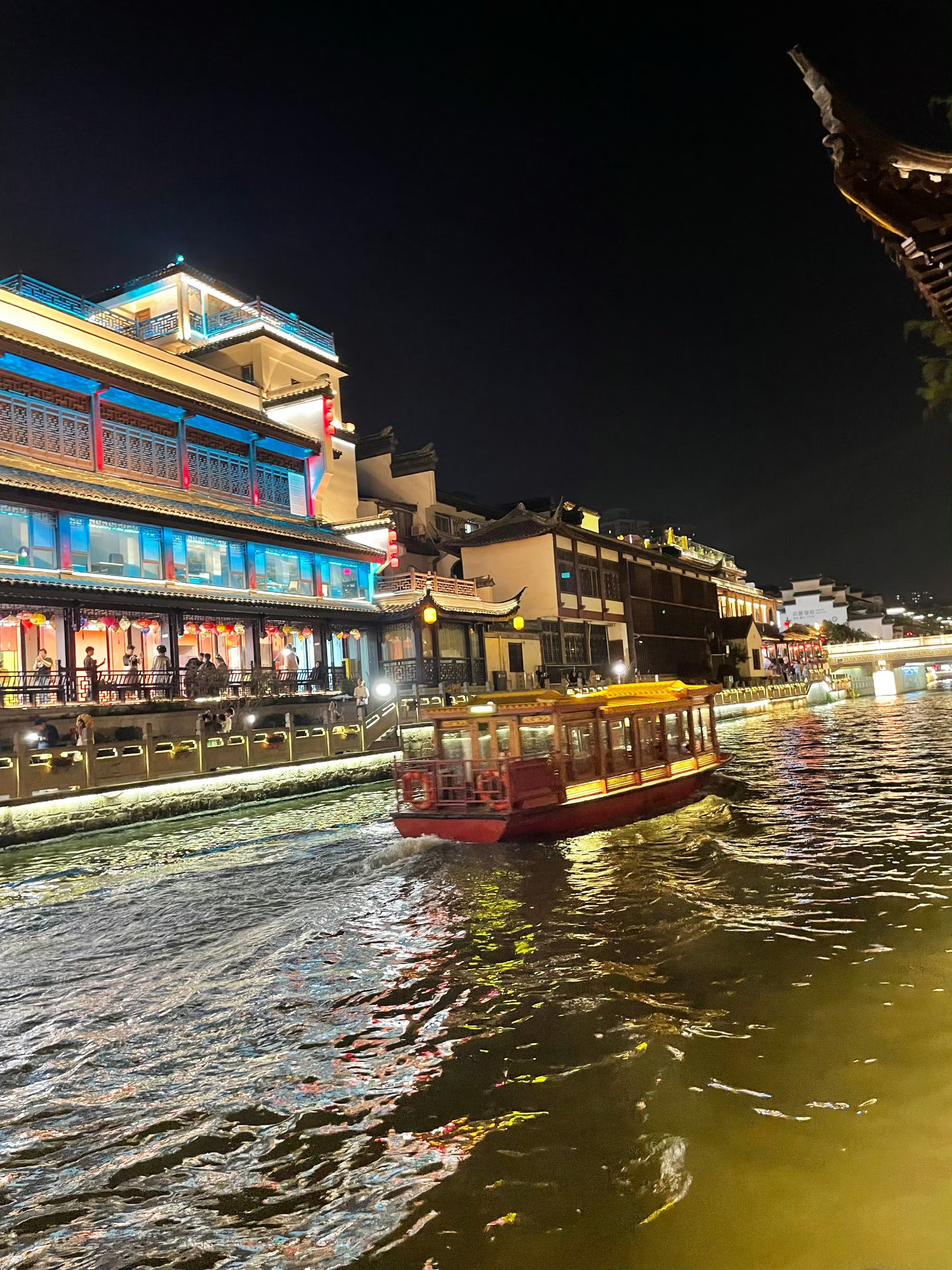 夜幕降临,南京的江南夜景宛如一幅绚丽的画卷96.