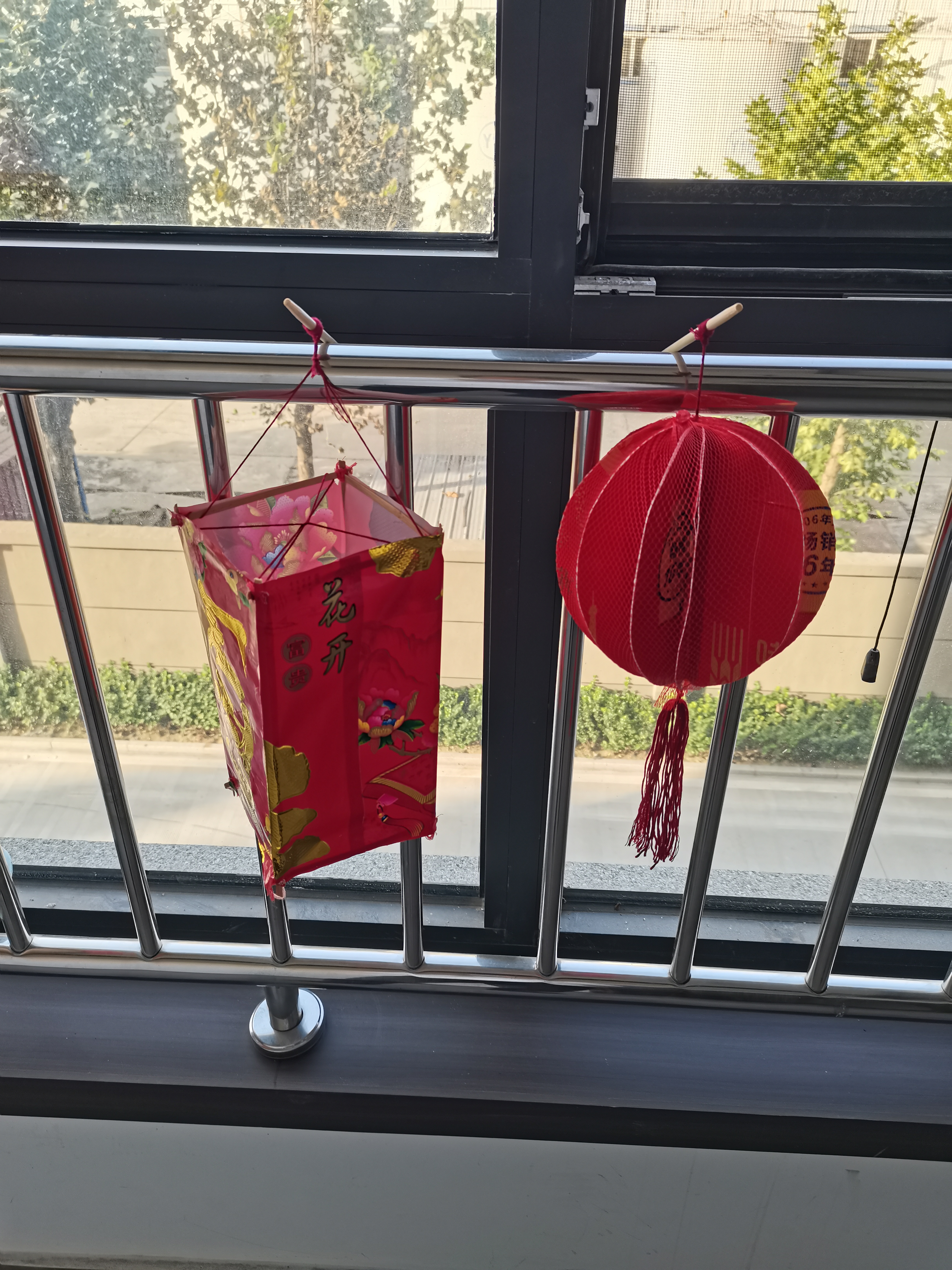 幼儿园留给孩子的作业是制作灯笼,我制作了一个长方形的灯笼,而我的