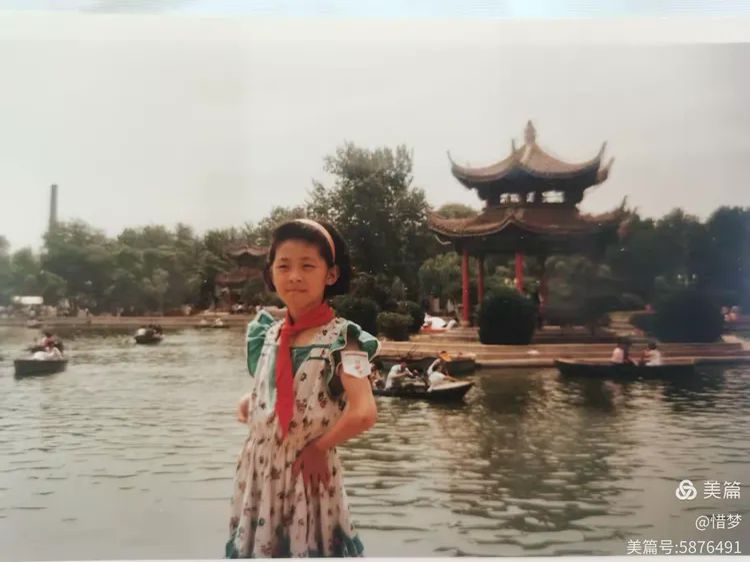 照片里她扎着双马尾,笑得像朵小太阳花